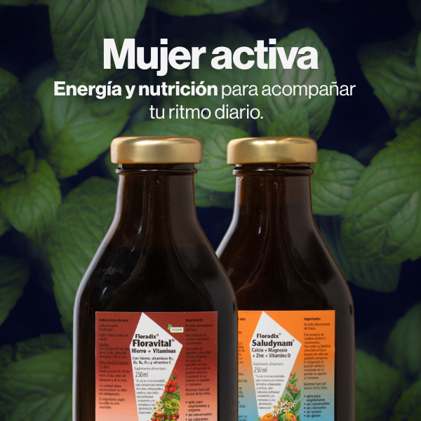 Mujer activa en ropa deportiva con el paquete de suplementos para mujer activa de SalusFlora, en un fondo neutro.